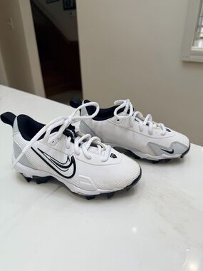 Nike Kids White and Black Baseball Cleats - Youth Traction Sneakers